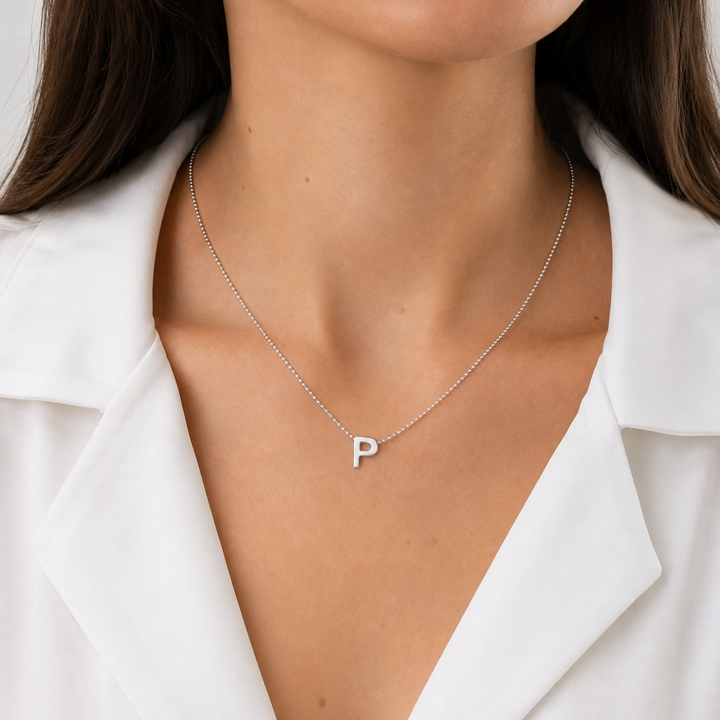 Collar Letra P Plata .925 con Baño de Rodio