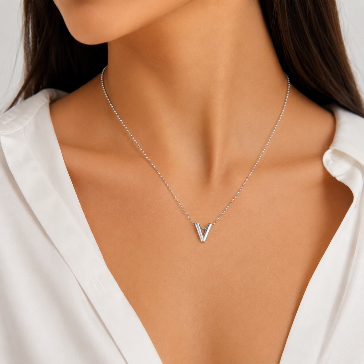 Collar Letra V Plata .925 con Baño de Rodio