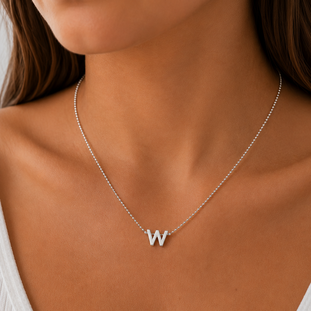 Collar Letra W Plata .925 con Baño de Rodio