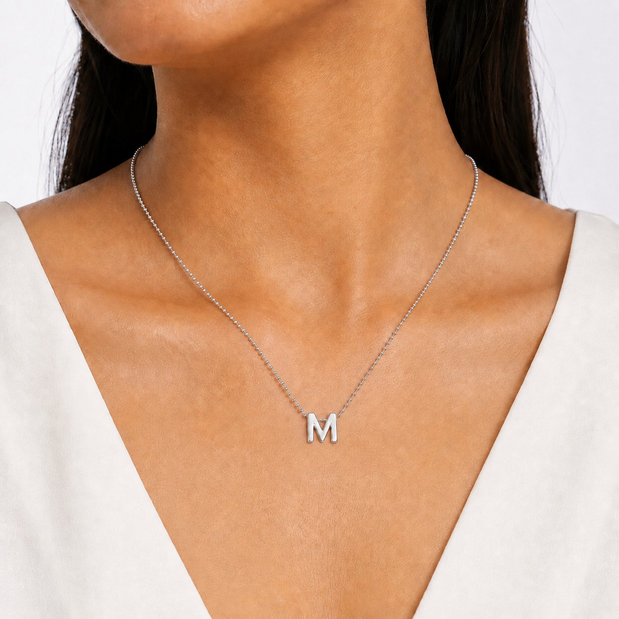 Collar Letra M Plata .925 con Baño de Rodio