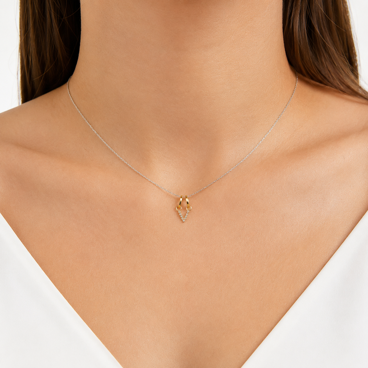 Dije Letra V con Micro Circonias Oro 10K
