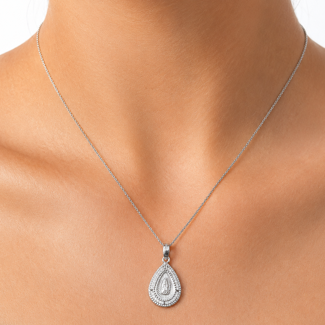 Dije Medalla en Forma de Gota de la Virgen de Guadalupe Con Circonias Plata.925
