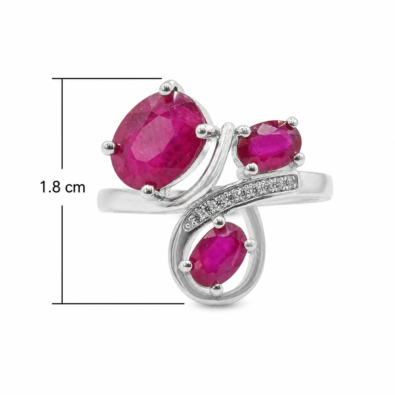 Anillo Piedras Preciosas 3 Rubí y Línea de Circonias, Plata .925 con Baño de Rodio