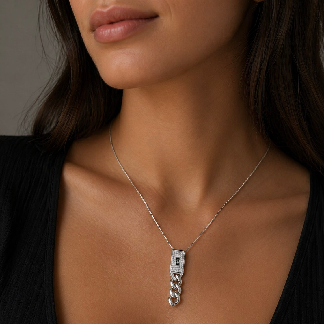 Collar Corbatero Inspirado Mónaco 45 cm con Dije Vertical Circonias, Cadena Box Plata .925 con Baño de Rodio