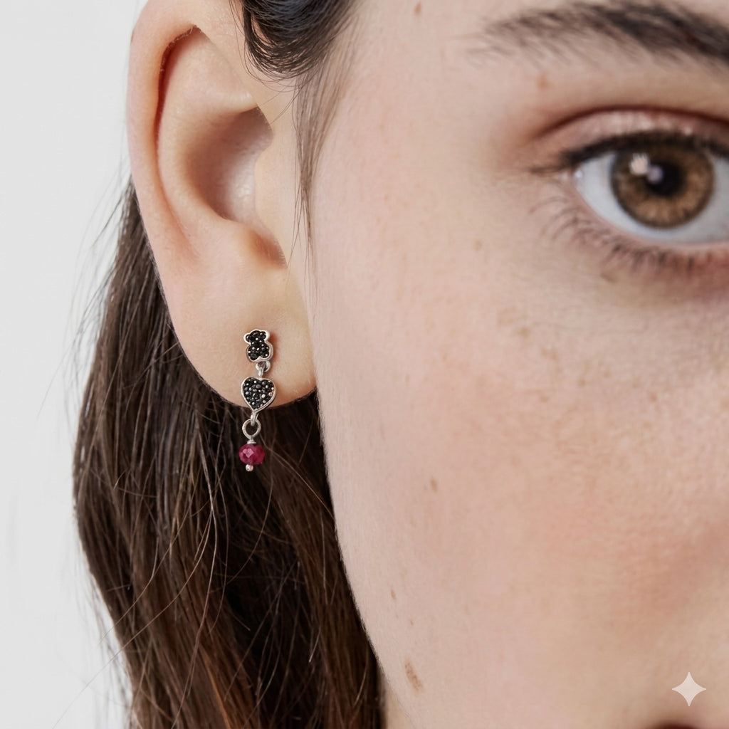 Arete Oso 1.1 Con Corazón Circonias  Negras y Ágata Rosa, Plata 925 con Baño de Rodio