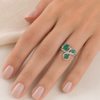 Anillo Piedras Preciosas Moño de 3 Esmeraldas y Línea de Circonias, Plata .925 con Baño de Rodio