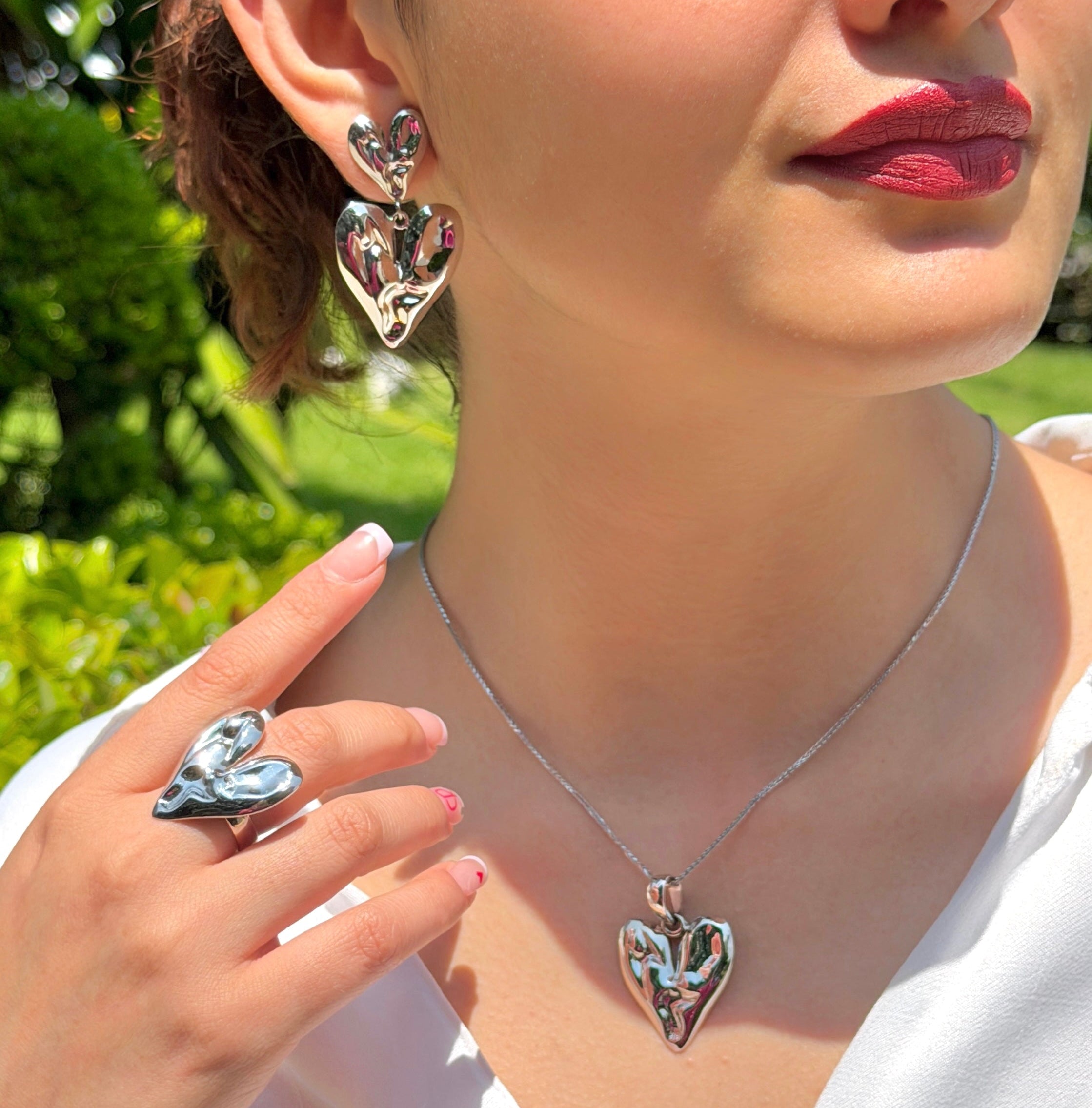 Aretes Colección Latido de Plata, Efecto Corrugado, Plata .925 con Baño de Rodio