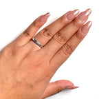 Anillo Inspirado Pan 1.1 Banda Lisa con Logotipo con Circonias a los Lados Plata .925