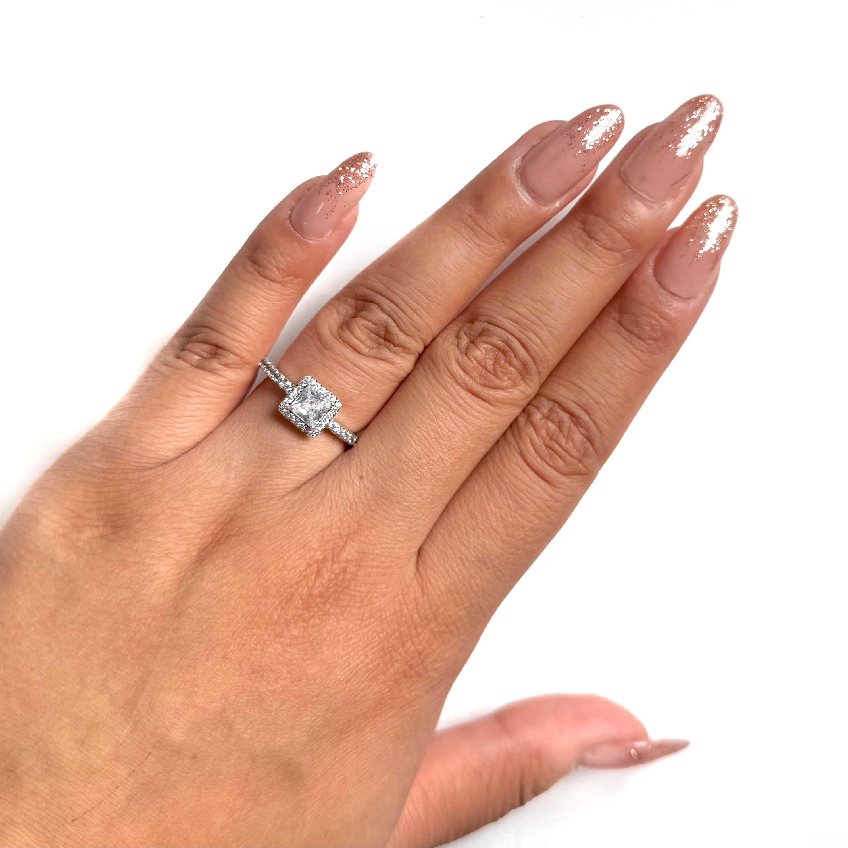 Anillo Inspirado Pan 1.1 Circonia Cuadrada con Micro Circonias Plata .925