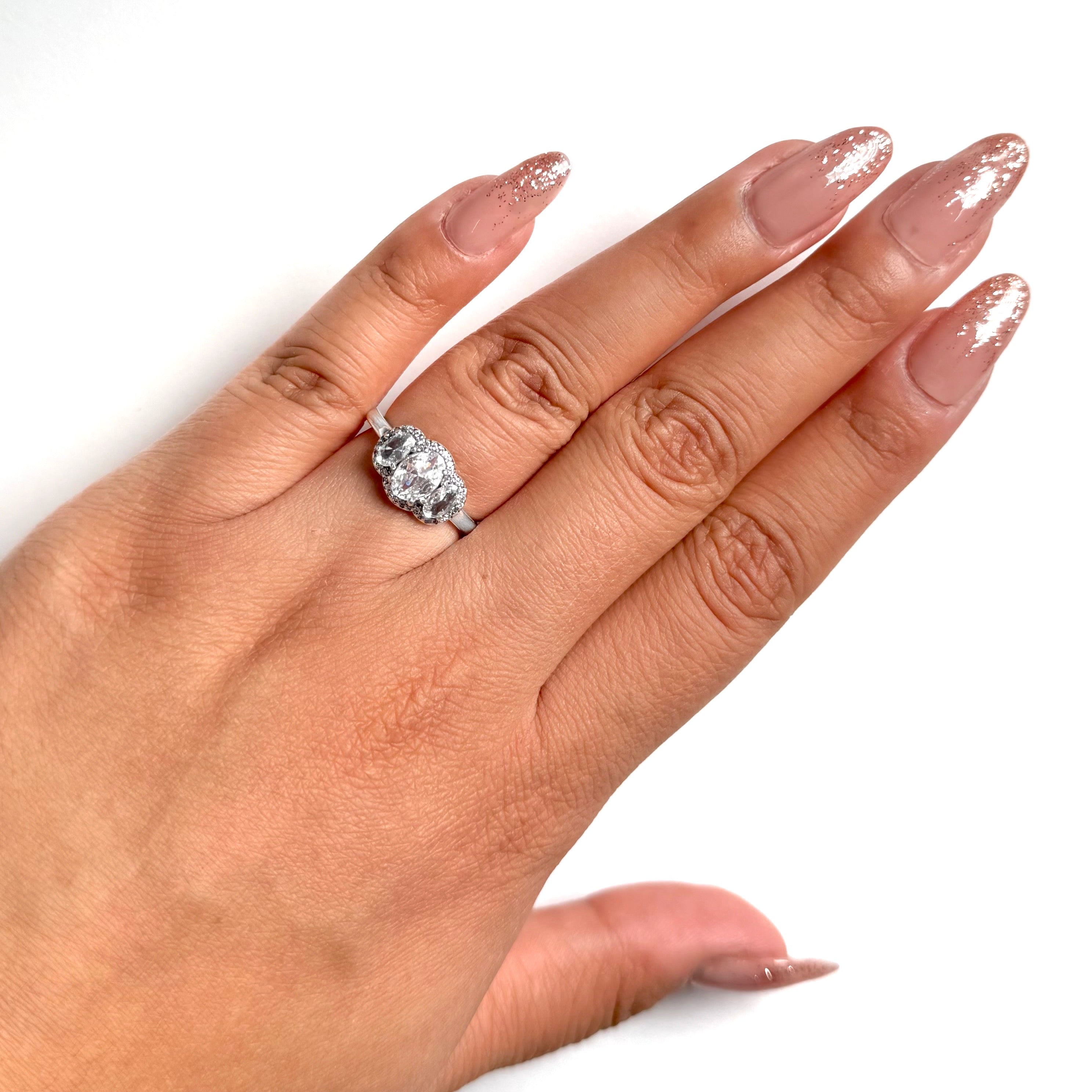 Anillo Inspirado 1.1 Pan 3 Circonias Ovaladas Plata .925