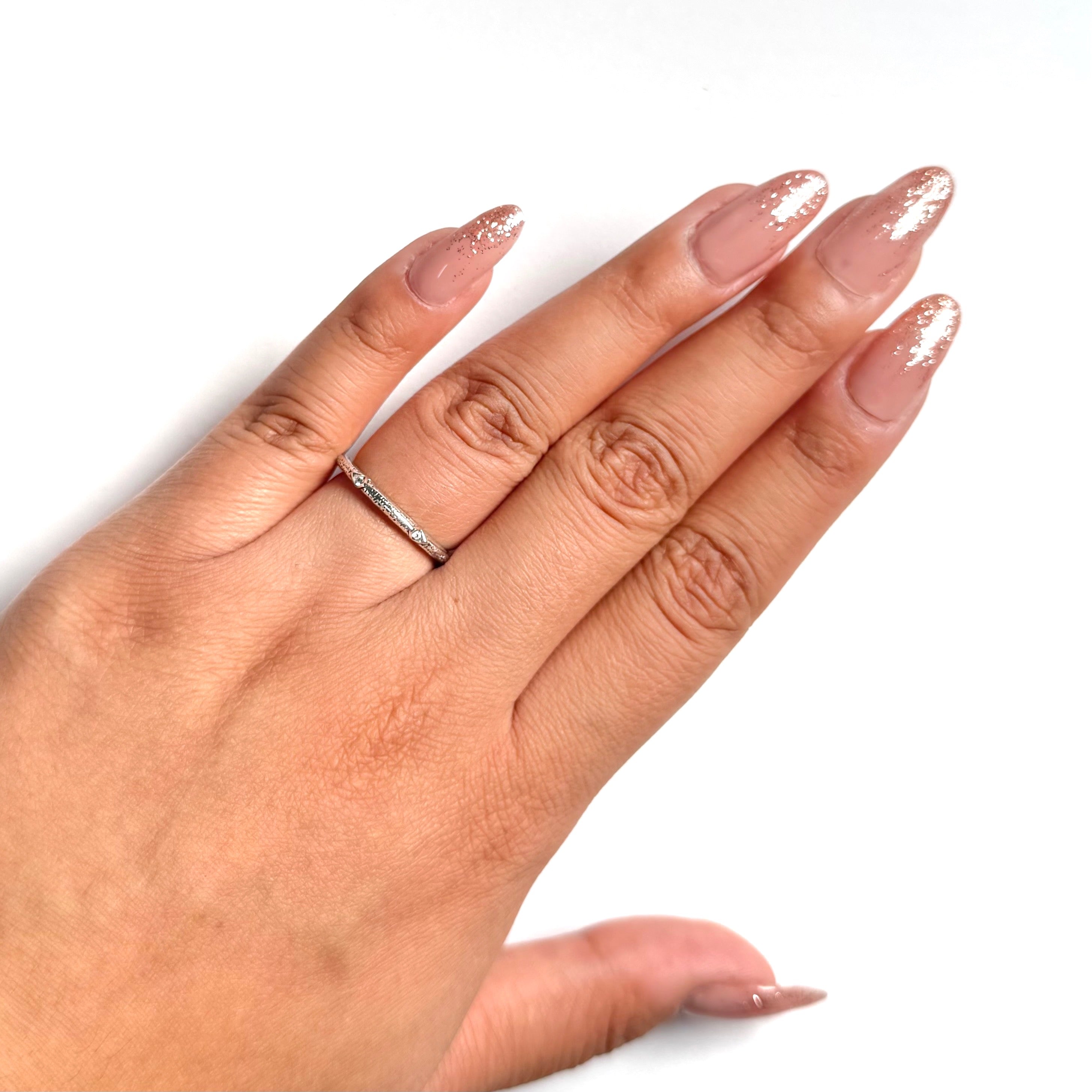 Anillo Inspirado Pan 1.1 Banda Estilo Oxidado con Micro Circonias Plata .925