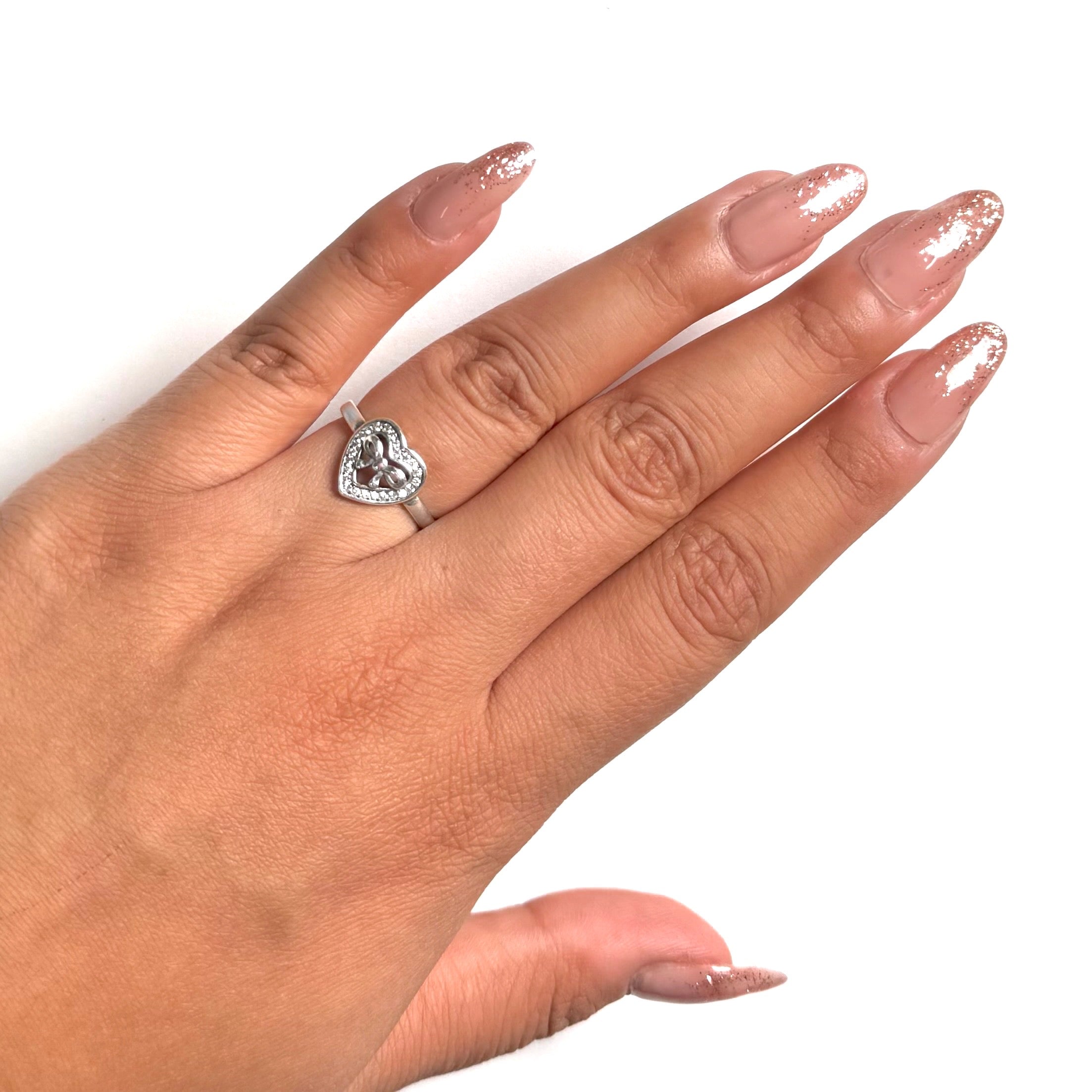 Anillo Inspirado Pan 1.1 Corazón con Moño y Micro Circonias Plata .925