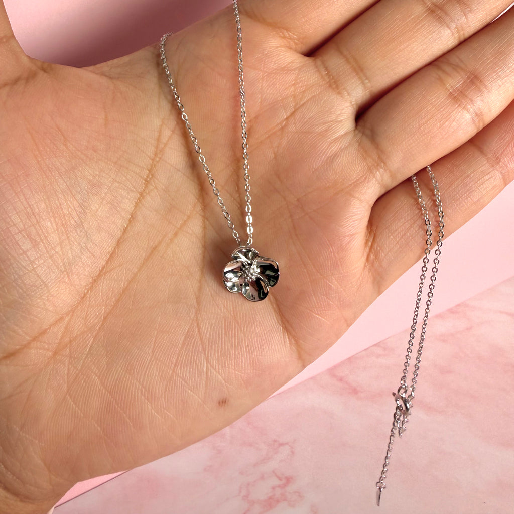 Collar Flor Chica Sakura Colección Florecer Plata .925 con Baño de Rodio