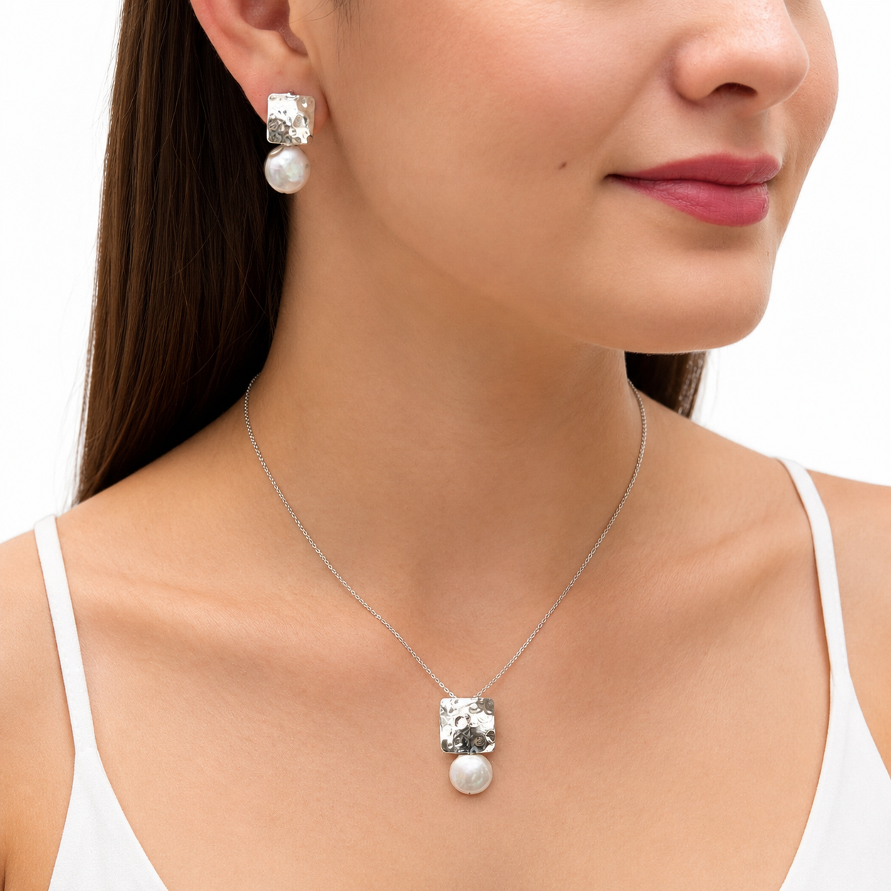 Juego Perla Natural con Plaquita Martillada Plata .925