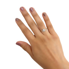 Anillo Solitario con Circonia Rectangular y Micro Circonias Oro 10K