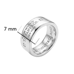 Anillo Inspirado Tiff Grabado con Circonias Plata .925 con Baño de Rodio