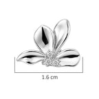 Arete Lirio a la Mitad con Circonias Colección Florecer Plata .925 con Baño de Rodio
