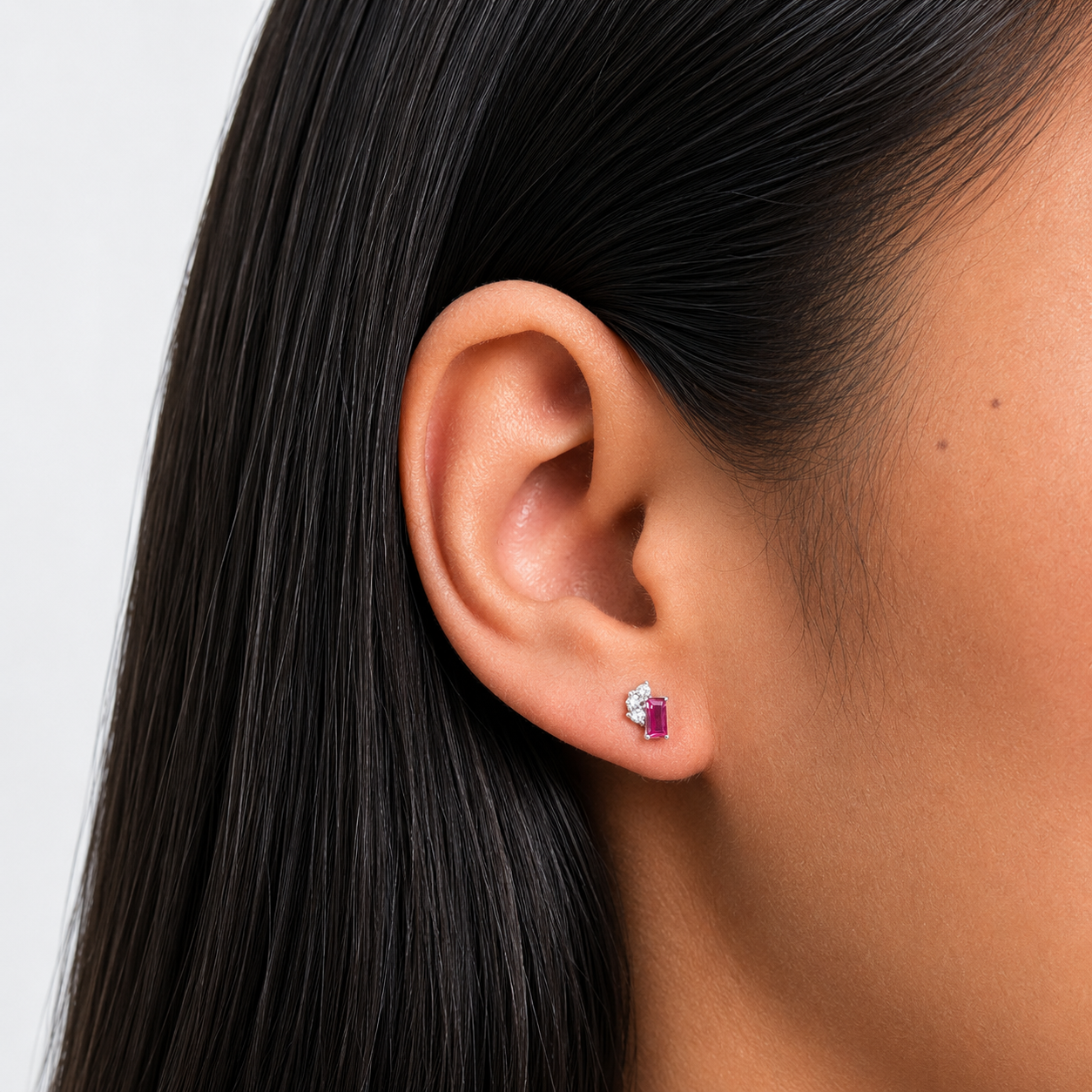 Arete Broquel Rectangulo Circonia Baguette con 3 Circonias Redondas Plata .925 con Baño de Rodio