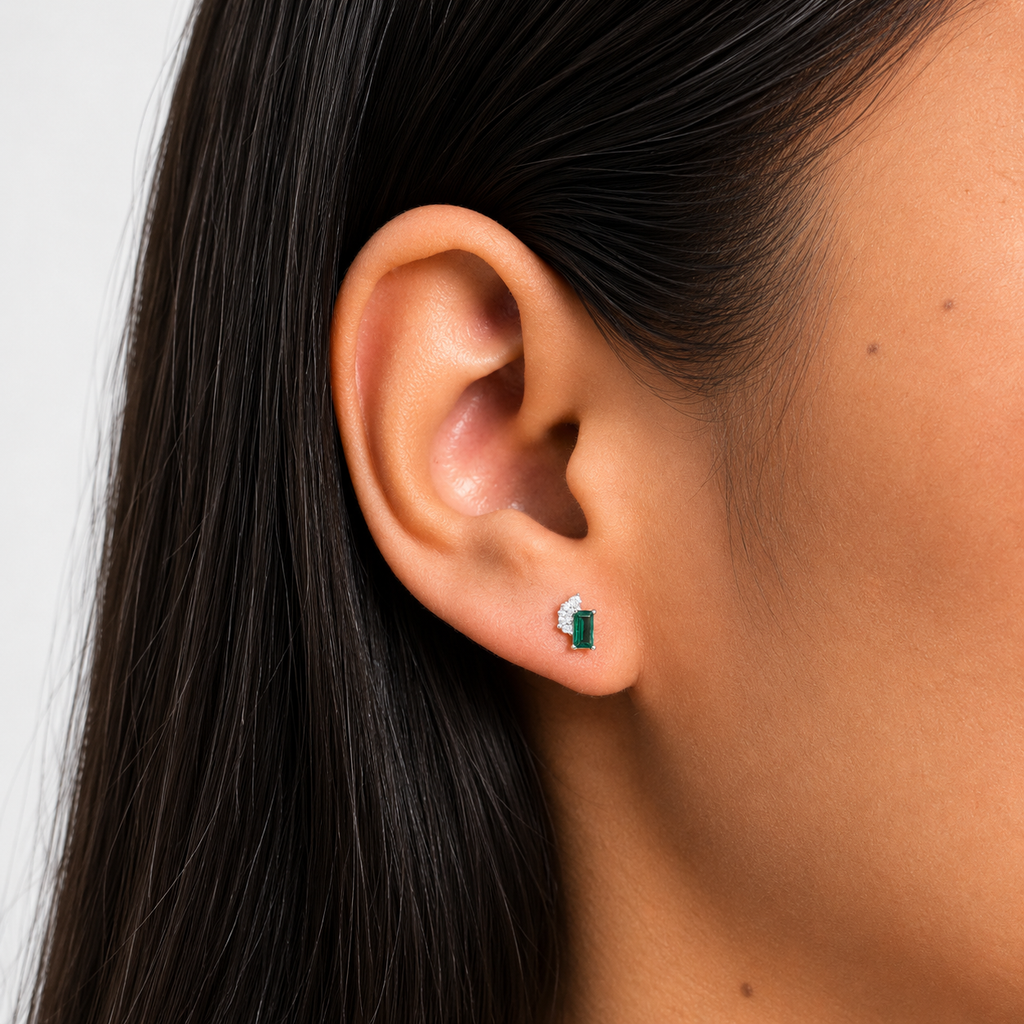 Arete Broquel Rectangulo Circonia Baguette con 3 Circonias Redondas Plata .925 con Baño de Rodio