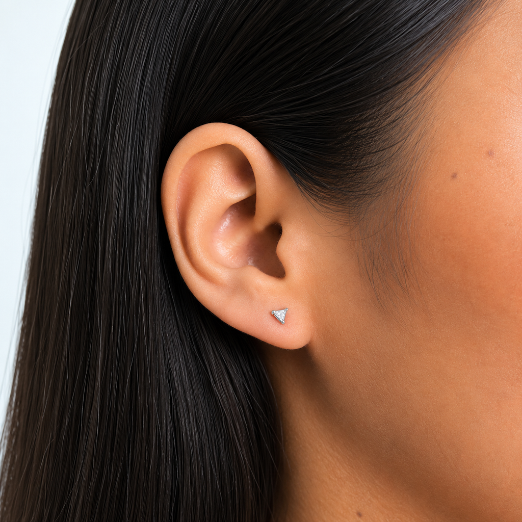 Arete Broquel Circonia Triangulo Montadura Diamante Plata .925 con Baño de Rodio