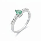 Anillo Piedra Preciosa Esmeralda Gota y Circonias, Plata .925 con Baño de Rodio