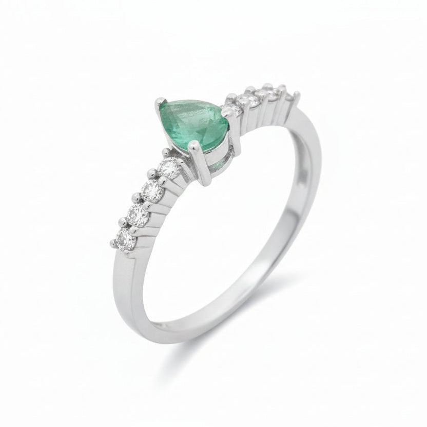 Anillo Piedra Preciosa Esmeralda Gota y Circonias, Plata .925 con Baño de Rodio