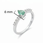 Anillo Piedra Preciosa Esmeralda Gota y Circonias, Plata .925 con Baño de Rodio