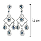 Arete Largo Candelabro de Zafiro con Circonias, Plata .925 con Baño de Rodio