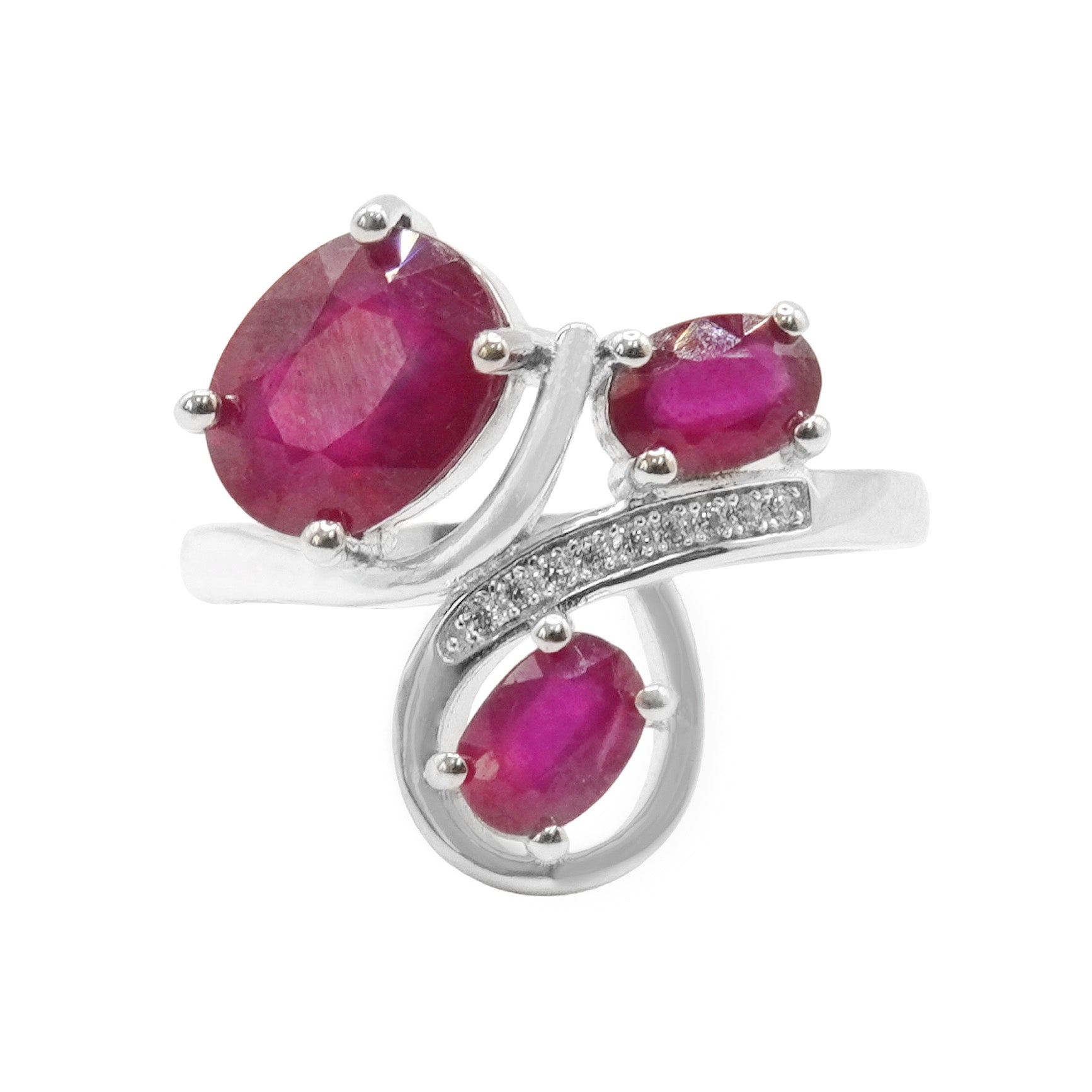 Anillo Piedras Preciosas 3 Rubí y Línea de Circonias, Plata .925 con Baño de Rodio