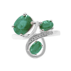 Anillo Piedras Preciosas Moño de 3 Esmeraldas y Línea de Circonias, Plata .925 con Baño de Rodio