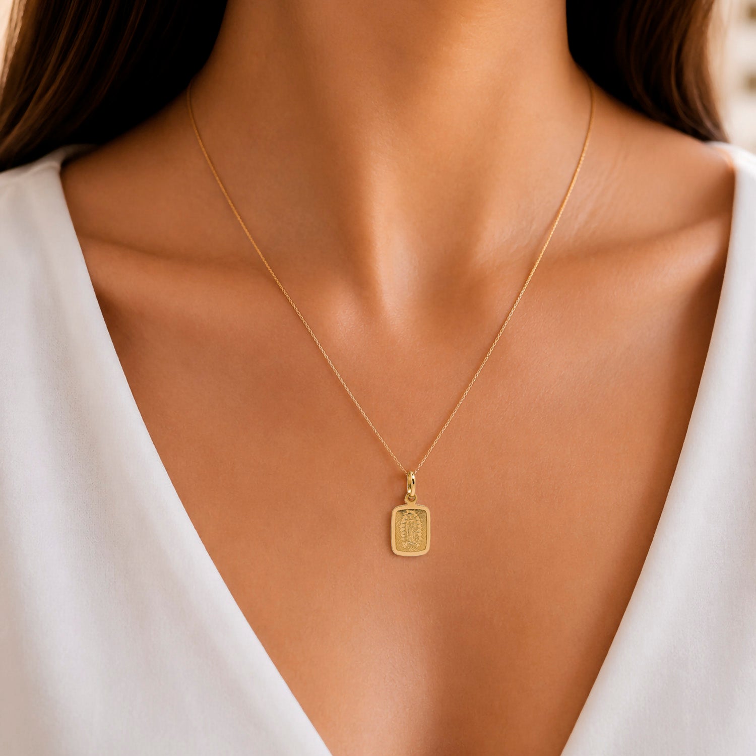 Dije Medalla Bombeada Rectangular Virgen de Guadalupe Oro 14K