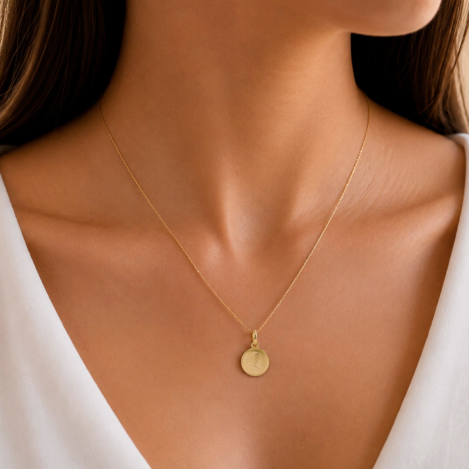 Dije Medalla Redonda Bombeada Virgen de Guadalupe Oro 14K