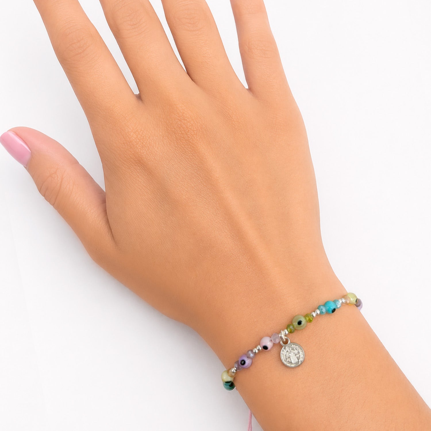 Pulsera Ajustable de Hilo con Ojo Turco de Colores, Cristales y Dije de San Benito Plata .925